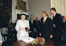 846327 Afbeelding van het bezoek van koningin Beatrix en (buiten beeld) de Spaanse koning Juan Carlos aan de provincie ...